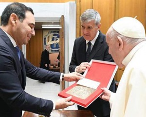 Visita del Gobernador de Corrientes al Papa Francisco: Un Encuentro de Fe y Diálogo