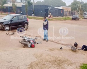 Accidente entre motocicleta y automóvil en Lavalle y Bolívar