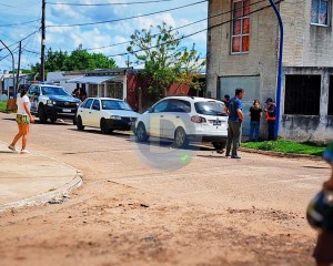 Investigan una colisión entre un automóvil y una motocicleta