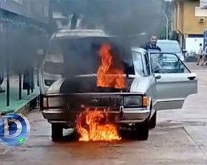 Principio de incendio en un automóvil en plena zona céntrica