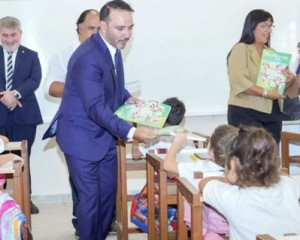 Valdés reafirmó el compromiso con el futuro y la educación en la inauguración la escuela Juan Domingo Perón