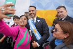 Multitudinario desfile en la Costanera: una postal de celeste y blanco