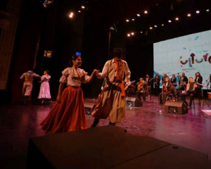 El Gobernador abrió los festejos del 25 de Mayo con una gala patriótica en el Teatro Vera