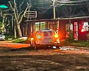 Un automóvil quedó empantanado por una pérdida de agua que lleva meses en una calle de Mercedes