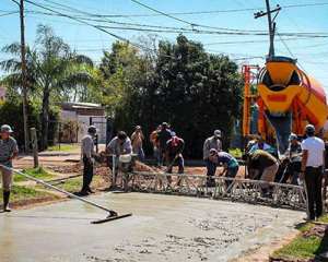 Continúa el hormigonado de la calle Ñandubay en barrio Matadero