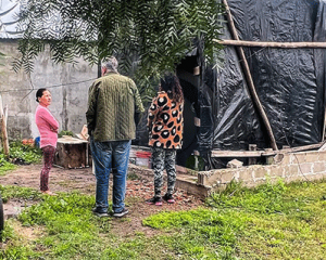 Patricia Ramírez gestionó asistencia municipal para una pareja que vive en condiciones habitacionales muy precarias
