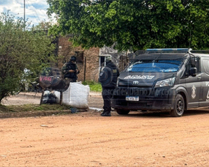 Allanamiento en el barrio bajo flores de mercedes: cuatro detenidos y secuestro de marihuana, una notebook y tres motos