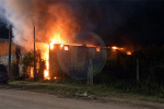 incendio en un taller de motos en Mercedes: bomberos trabajan en el lugar