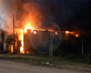 incendio en un taller de motos en Mercedes: bomberos trabajan en el lugar