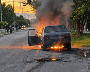 Incendio vehicular en Mercedes ; Un Renault 12 sufrió perdidas totales
