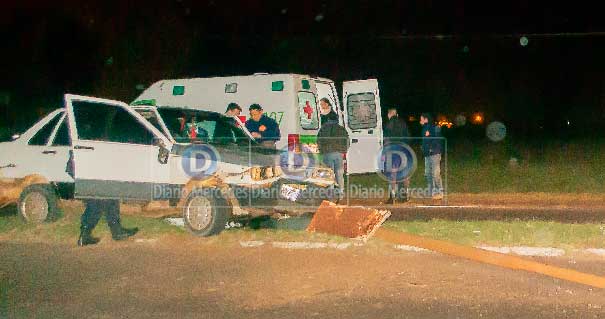 Destruyó Su Auto Al Derribar Una Jirafa Del Alumbrado Sobre Ruta 123.-