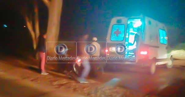 Motociclista Impactó Violentamente Con Un Añejo Árbol.- 