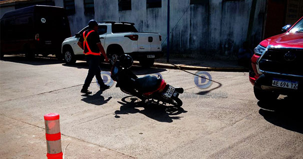 Una mujer ingresada al hospital al participar en un choque 