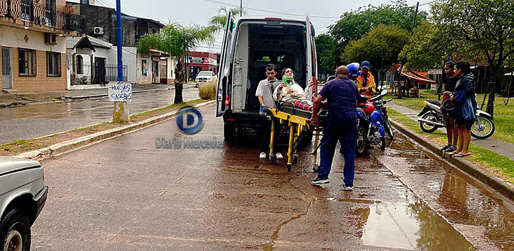 Choque entre una bicicleta y una moto en la Plaza del Bicentenario