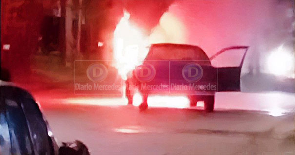 Impactante incendio de un automóvil en calle Santa Fe