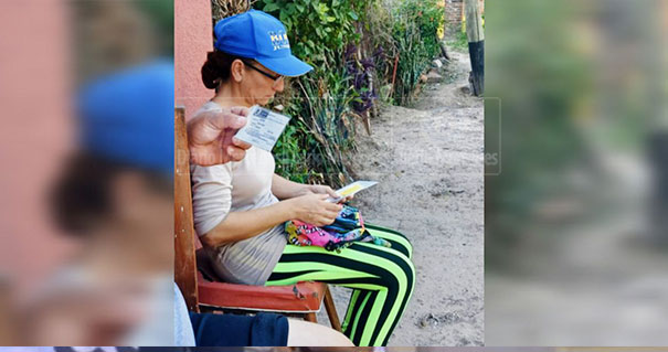 Buscan a la familia de una mujer que se encuentra en el Barrio San Francisco
