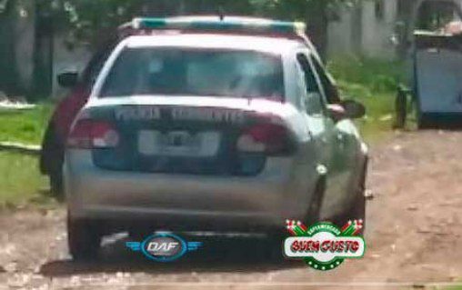Mujer al volante volcó su camioneta